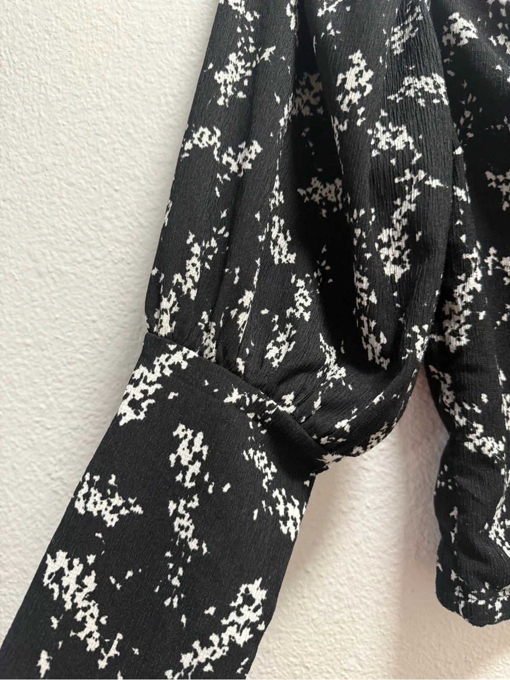 Anthropologie cropped blouse size S siBlack and White Floral Puff-Sleeve